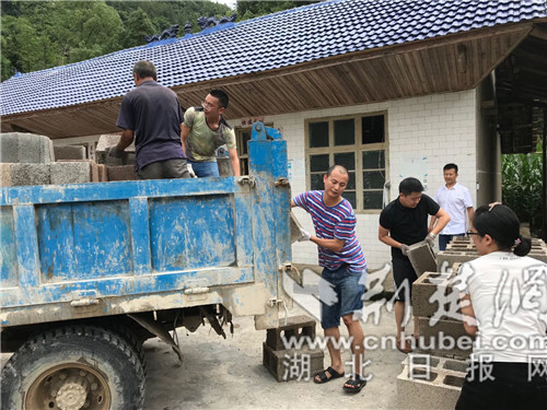 駐村工作隊隊員向缺勞動(dòng)力家庭伸出援手.jpg